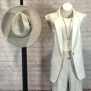 492. NWT Express White Sleeveless Blazer Size L NWT